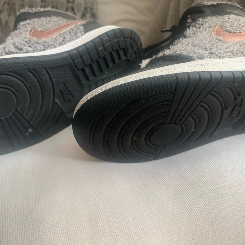 Adorable Fuzzy Air Jordan with Rose gold Nike logo Toddler size 9 toddler - Picture 5 of 11